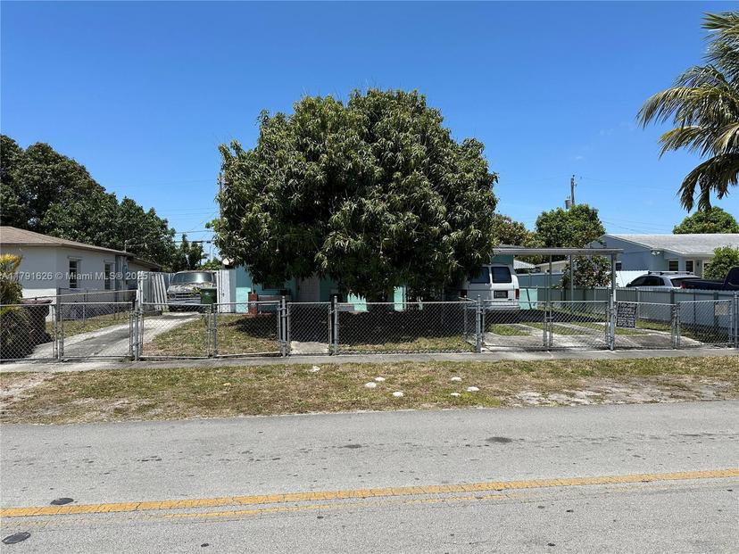 Picture of 911 E 39Th Pl, Hialeah FL 33013