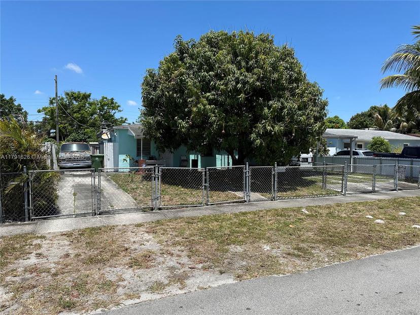 Picture of 911 E 39Th Pl, Hialeah FL 33013