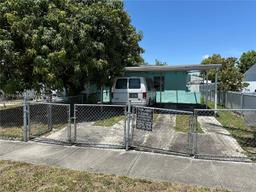 Picture of 911 E 39Th Pl, Hialeah, FL 33013