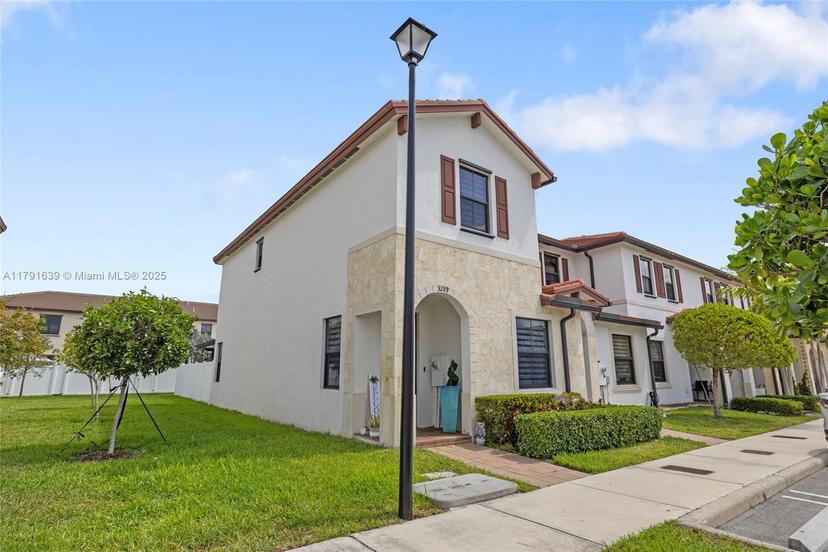 Picture of 3289 W 106Th Ter, Hialeah FL 33018