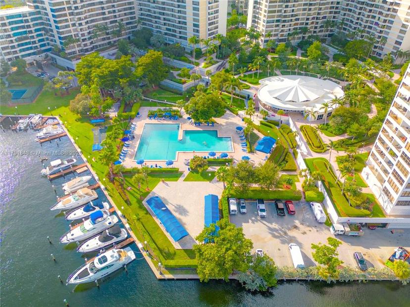 Picture of 2500 Parkview Dr # 2004, Hallandale Beach FL 33009