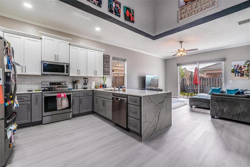 Picture of 14024 N Cypress Cove Cir, Davie FL 33325