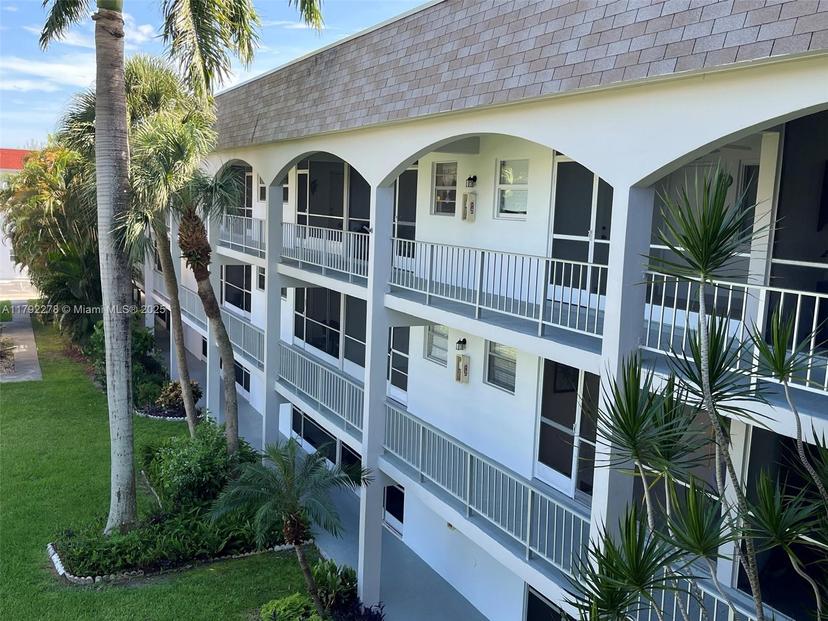 Picture of 581 Blue Heron Dr # B, Hallandale Beach FL 33009