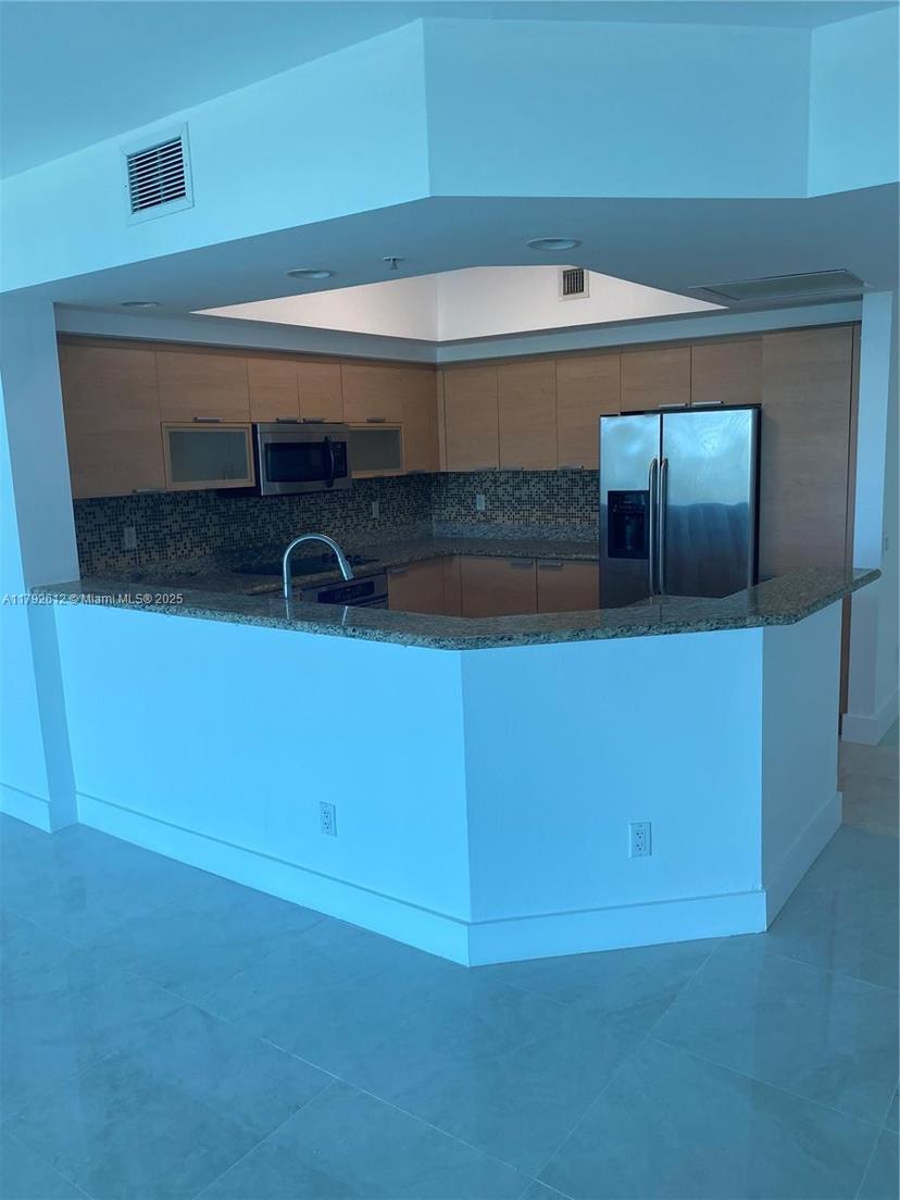Picture of 14951 Royal Oaks Ln # 806, North Miami FL 33181