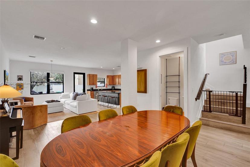 Picture of 795 NE 191St St, Miami FL 33179