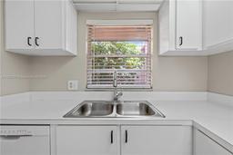 Picture of 9470 Live Oak Pl # 304, Davie, FL 33324
