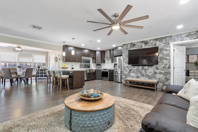 Picture of 8420 Taft St, Pembroke Pines FL 33024