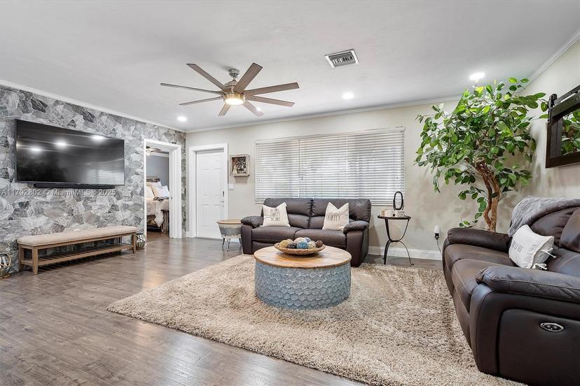 Picture of 8420 Taft St, Pembroke Pines FL 33024