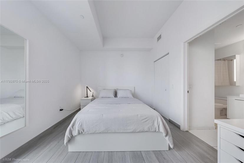 Picture of 151 SE 1St St # 1706, Miami FL 33131