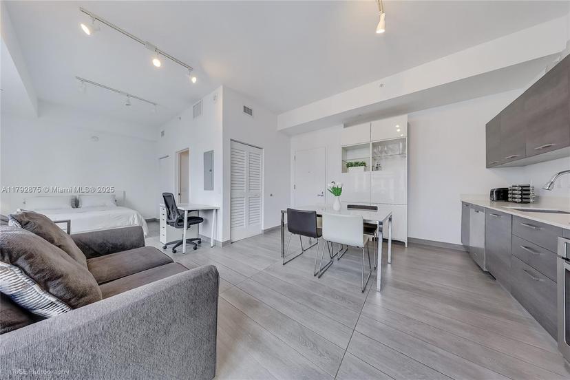 Picture of 151 SE 1St St # 1706, Miami FL 33131