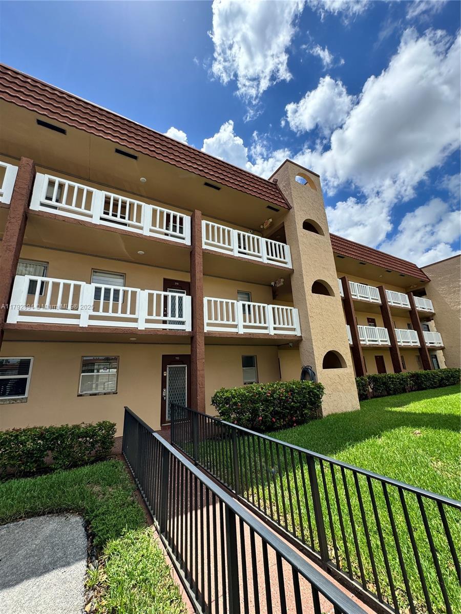 Picture of 9041 Sunrise Lakes Blvd # 110, Sunrise, FL 33322