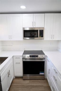 Picture of 9041 Sunrise Lakes Blvd # 110, Sunrise, FL 33322