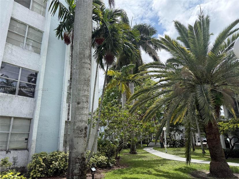 Picture of 492 NW 165Th St Rd # 215, Miami FL 33169