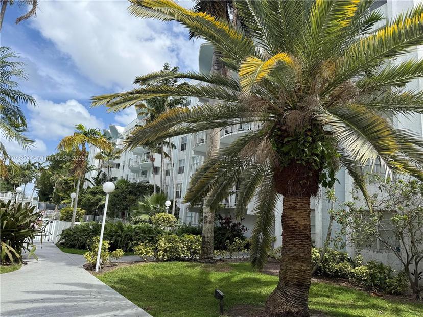 Picture of 492 NW 165Th St Rd # 215, Miami FL 33169