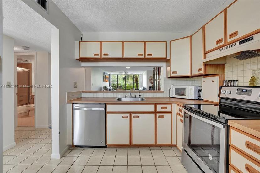 Picture of 2660 N Carambola Cir N # 303, Coconut Creek FL 33066