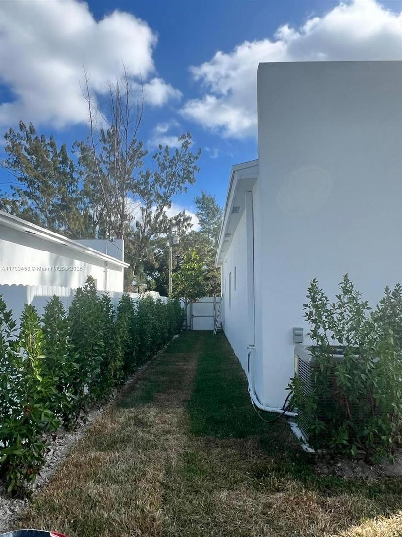 Picture of 2421 NW 23Rd Ln, Fort Lauderdale FL 33311