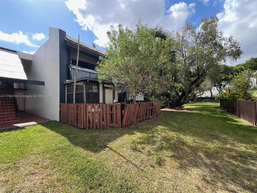 Picture of 460 W Park Dr # 103, Miami FL 33172