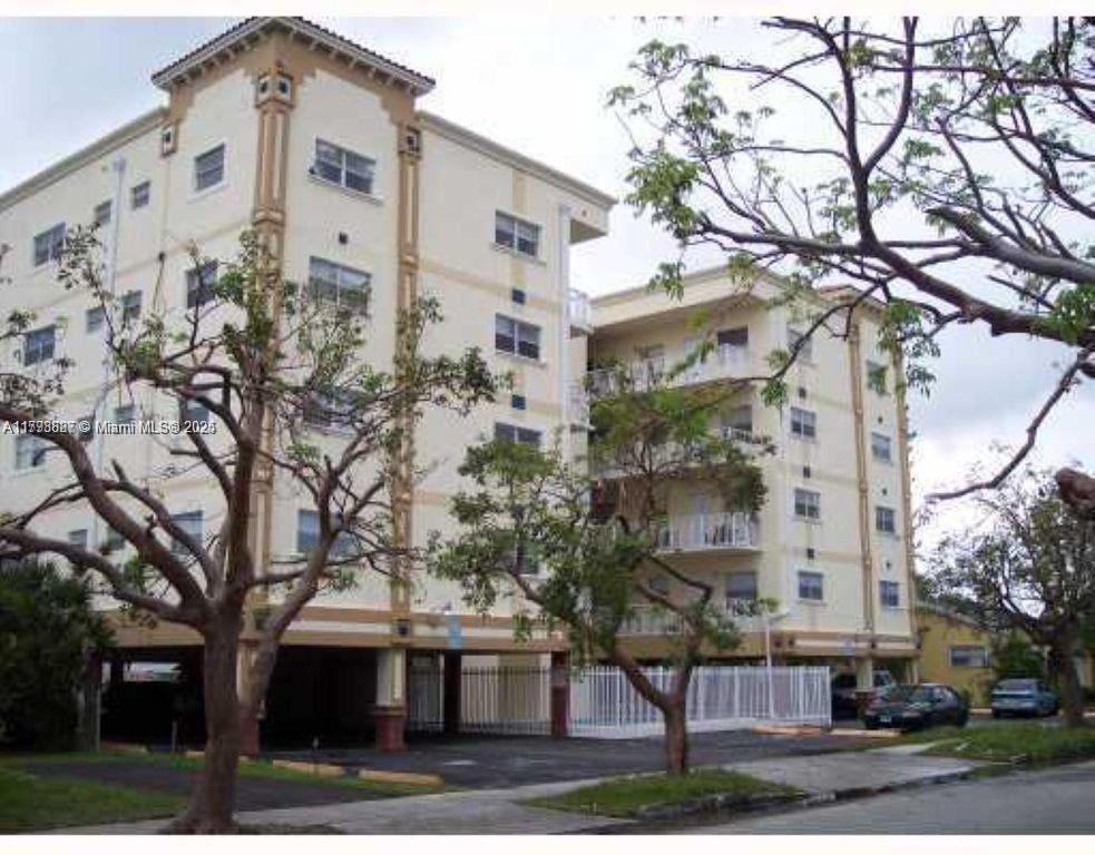 Picture of 2008 Jackson St # D9, Hollywood, FL 33020