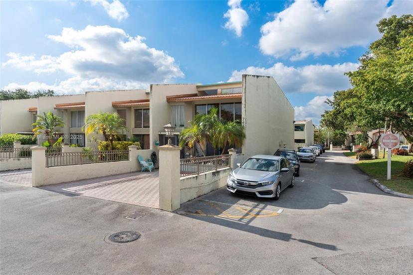 Picture of 741 E Coco Plum Cir # 8, Plantation FL 33324