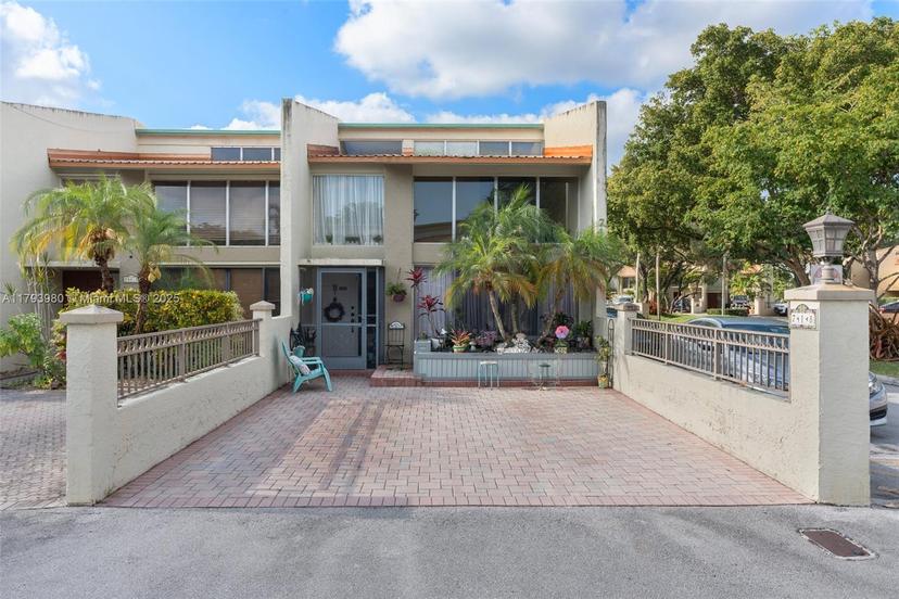 Picture of 741 E Coco Plum Cir # 8, Plantation FL 33324