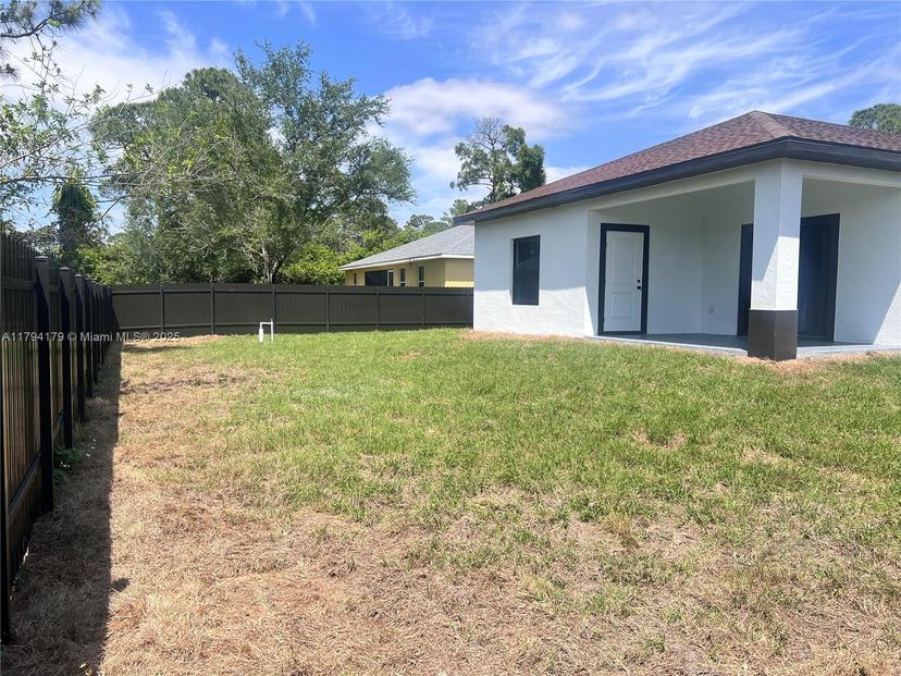 Picture of 920 E Barton St, Lehigh Acres FL 33974