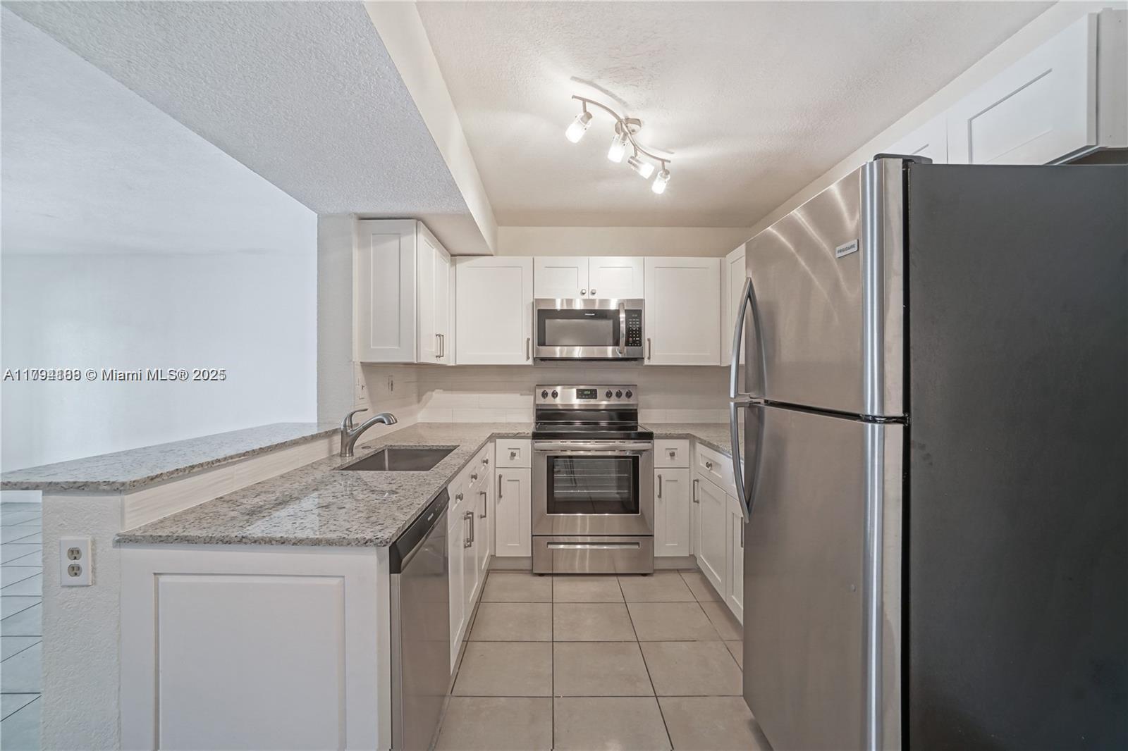 Picture of 450 Palm Cir W # 201, Pembroke Pines, FL 33025