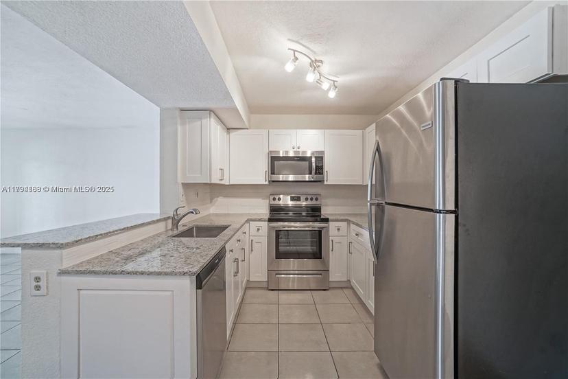 Picture of 450 Palm Cir W # 201, Pembroke Pines FL 33025
