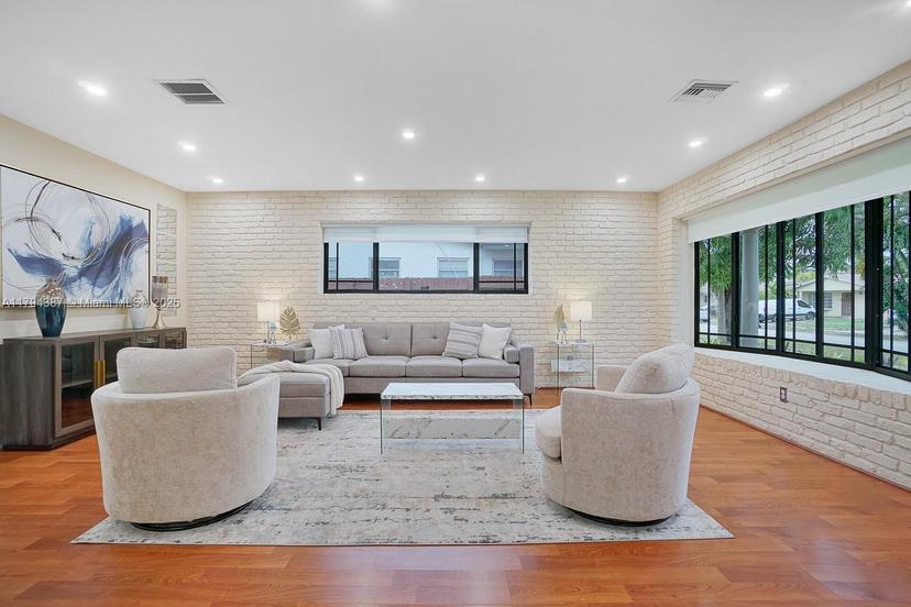 Picture of 850 NE 182Nd Ter, North Miami Beach FL 33162