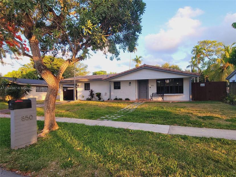Picture of 850 NE 182Nd Ter, North Miami Beach FL 33162