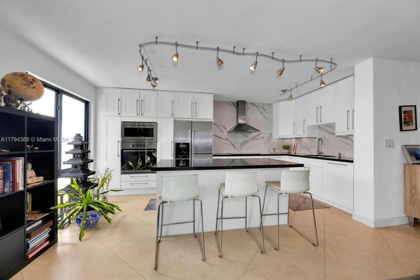 Picture of 1600 S Bayshore Ln # 8D, Coconut Grove FL 33133