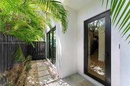 Picture of 3132 Plaza St, Miami, FL 33133