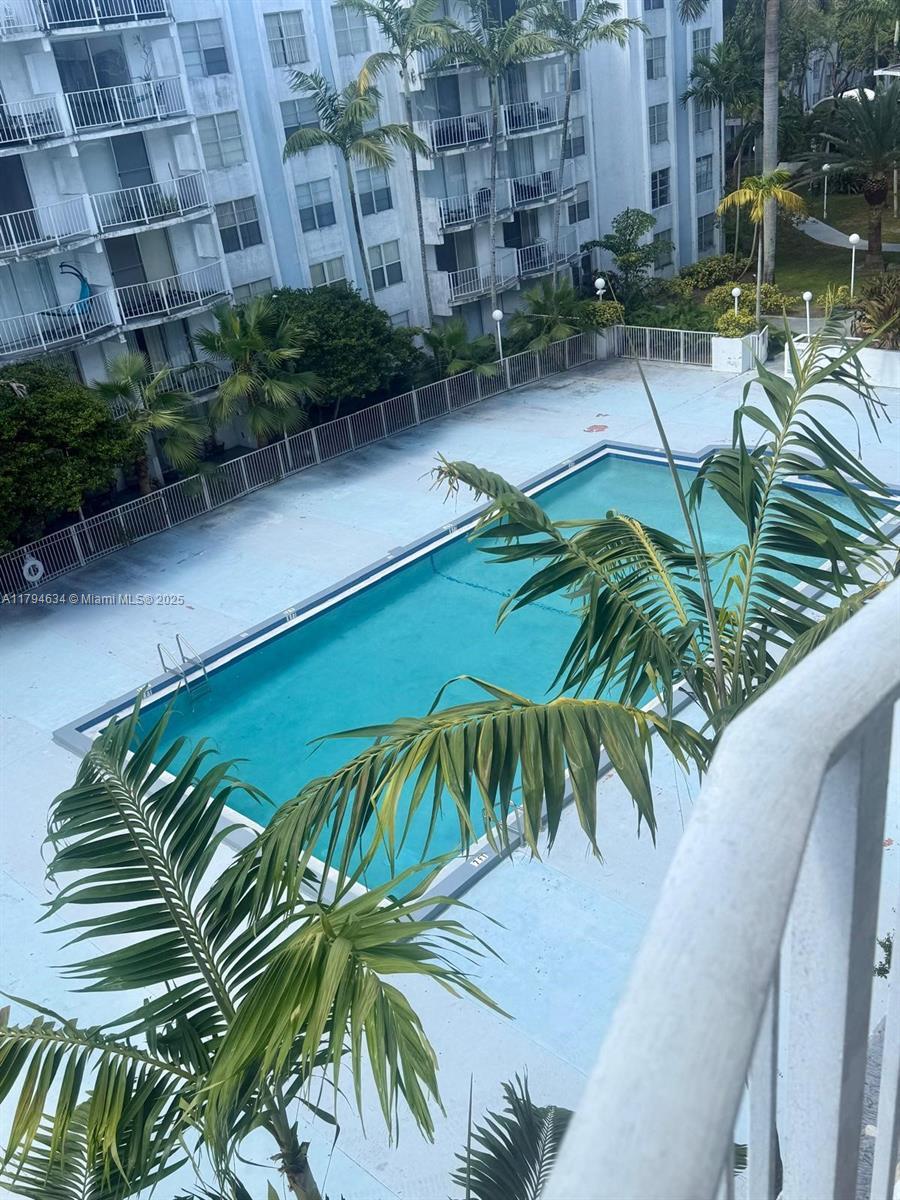 Picture of 488 NW 165Th St Rd # 512, Miami, FL 33169