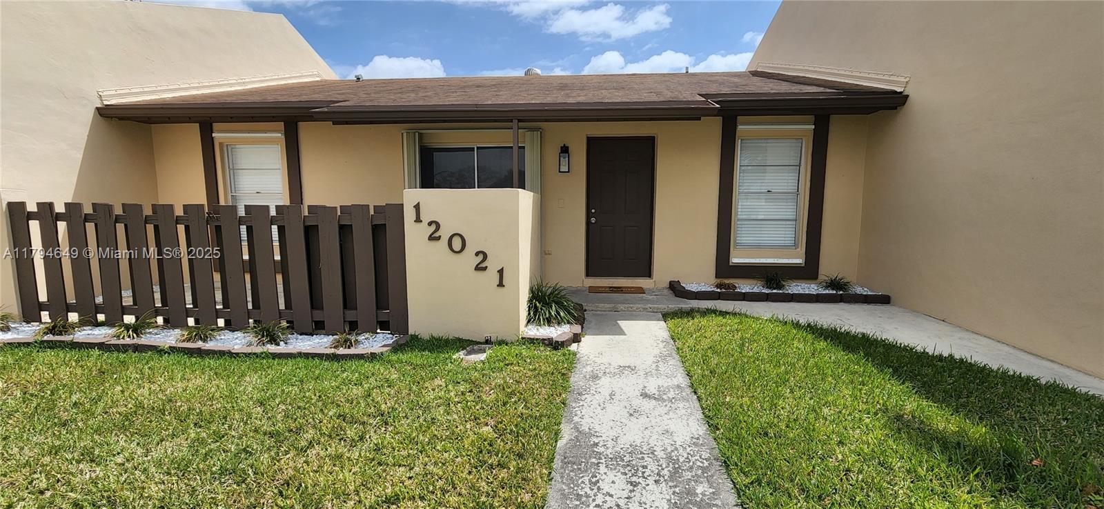 Picture of 12021 SW 110Th St Cir E, Miami, FL 33186