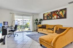 Picture of 700 Layne Blvd # 206, Hallandale Beach, FL 33009