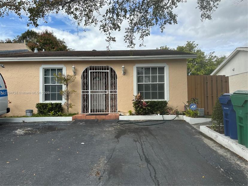 Picture of 2733 NW 204Th Ln, Miami Gardens FL 33056