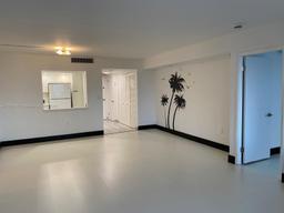 Picture of 20515 E Country Club Dr # 649, Aventura, FL 33180
