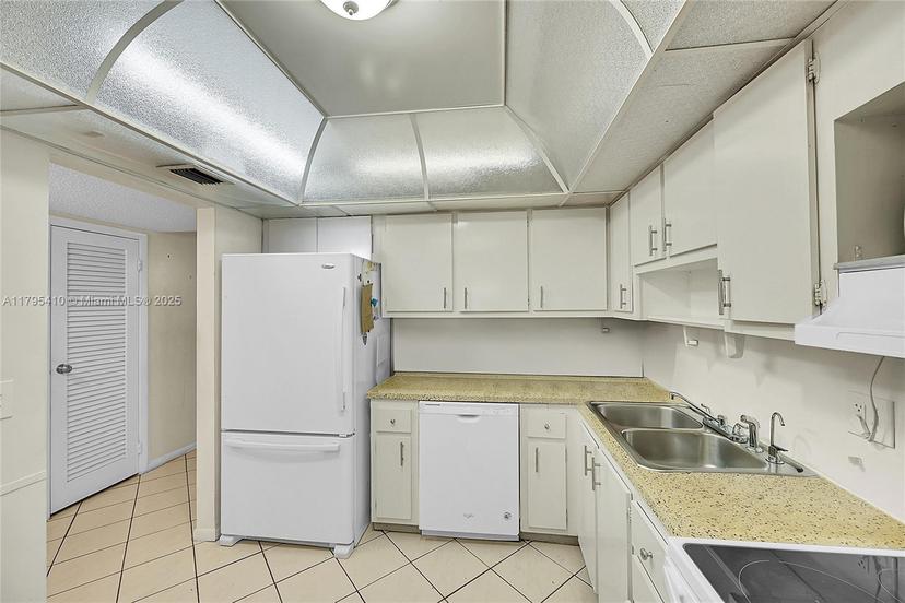 Picture of 6100 S Falls Cir Dr # 205, Lauderhill FL 33319