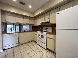 Picture of 203 Lake Pointe Dr # 208, Oakland Park, FL 33309