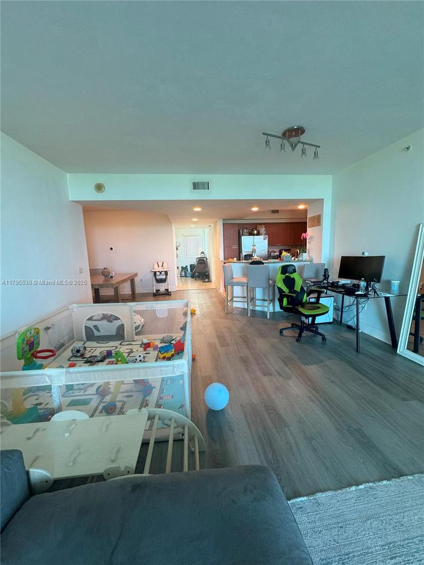 Picture of 15051 Royal Oaks Ln # 901, North Miami FL 33181
