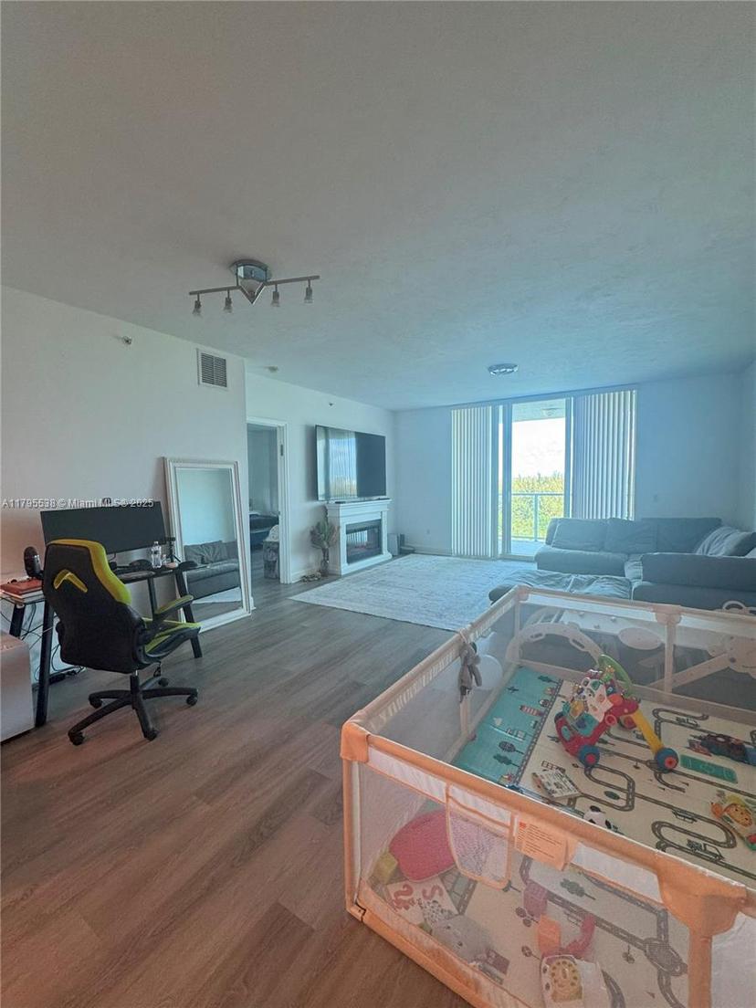 Picture of 15051 Royal Oaks Ln # 901, North Miami FL 33181