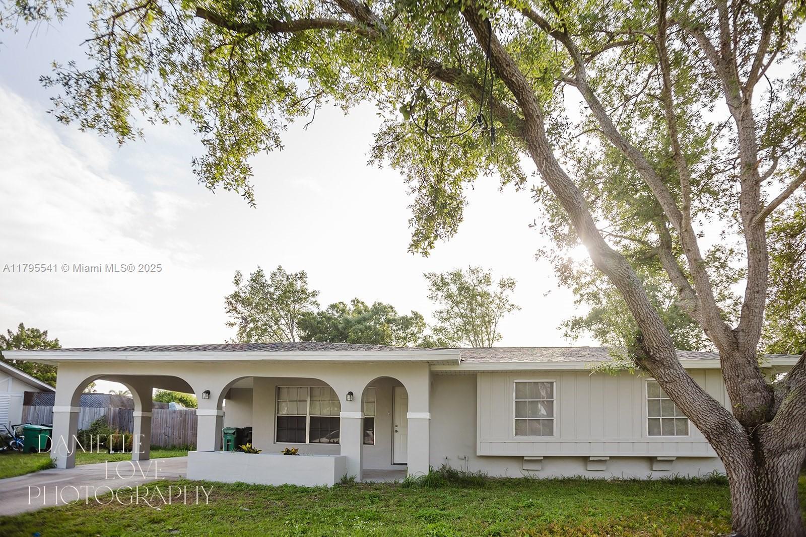Picture of 323 NE Midfield Ln, Port St. Lucie, FL 34983