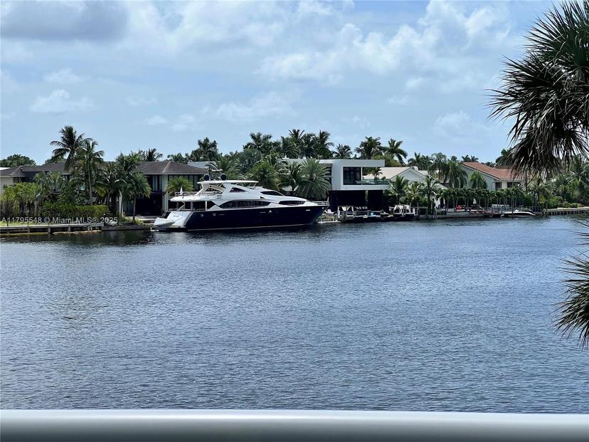 Picture of 20515 E Country Club Dr # 245, Aventura FL 33180