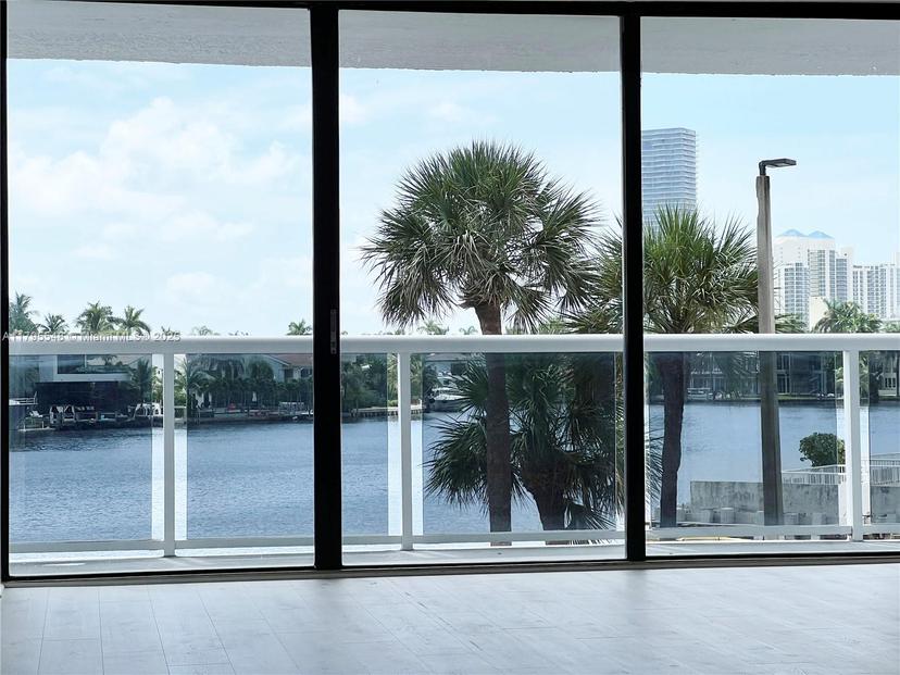 Picture of 20515 E Country Club Dr # 245, Aventura FL 33180