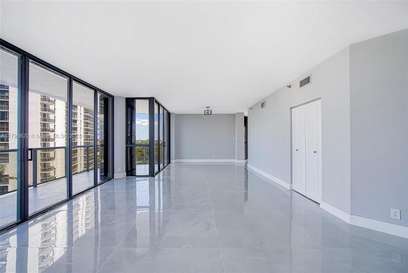 Picture of 20281 E Country Club Dr # 501, Aventura FL 33180