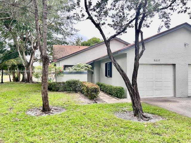 Picture of 5237 Gate Lake Rd # 5237, Tamarac, FL 33319