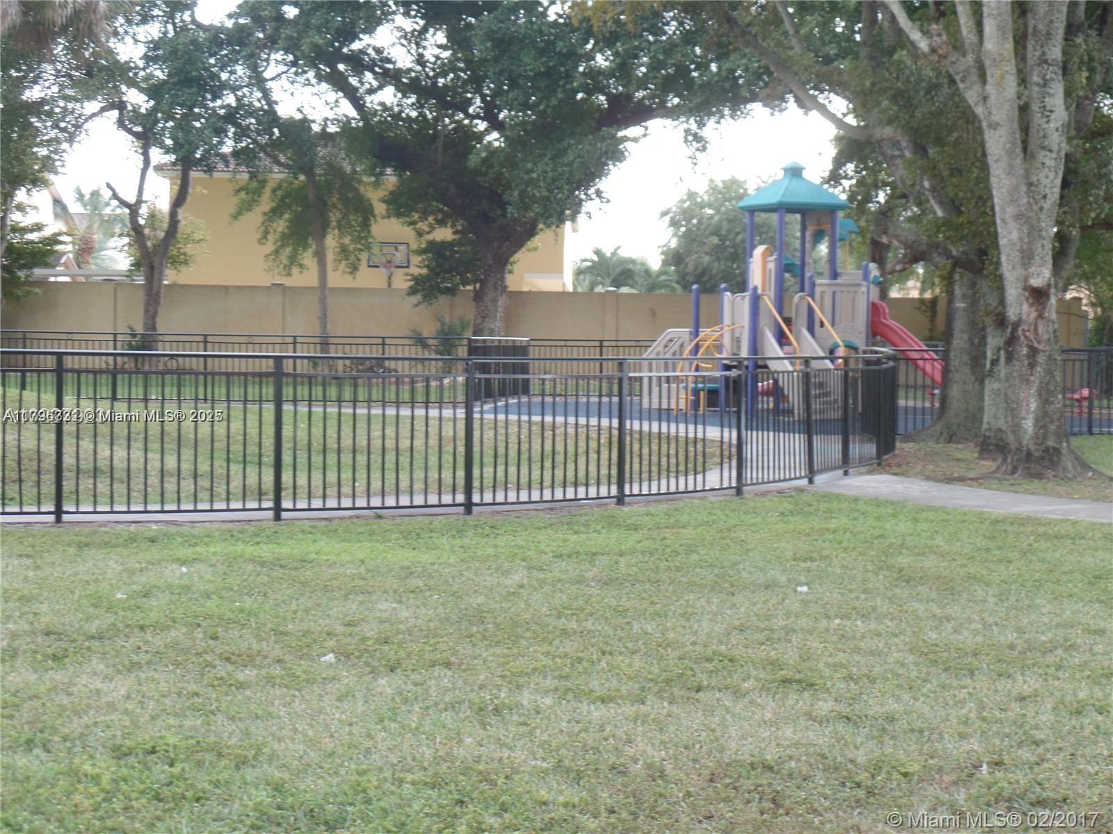 Picture of 10000 NW 80Th Ct # 2223, Hialeah Gardens, FL 33016