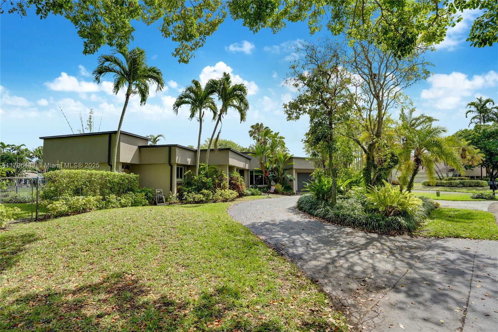 Picture of 610 Lake Dasha Cir, Plantation, FL 33324