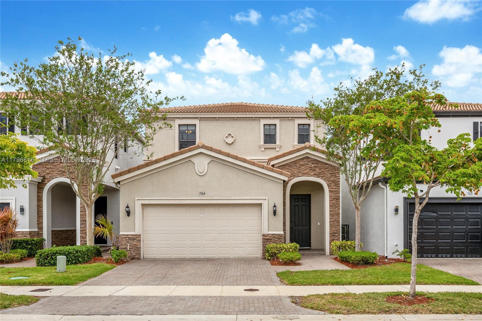 Picture of 704 NE 193 St, Miami, FL 33179