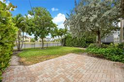 Picture of 704 NE 193 St, Miami, FL 33179