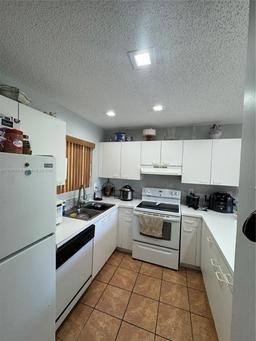 Picture of 6225 Kendale Lakes Cir # 252, Miami, FL 33183